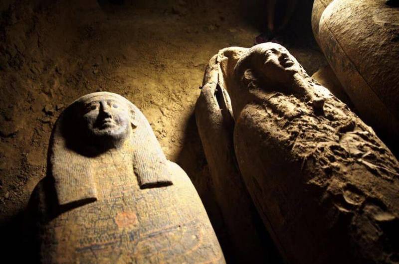 Discovery of a deep well containing 13 coffins closed 2,500 years ago in the Saqqara desert.